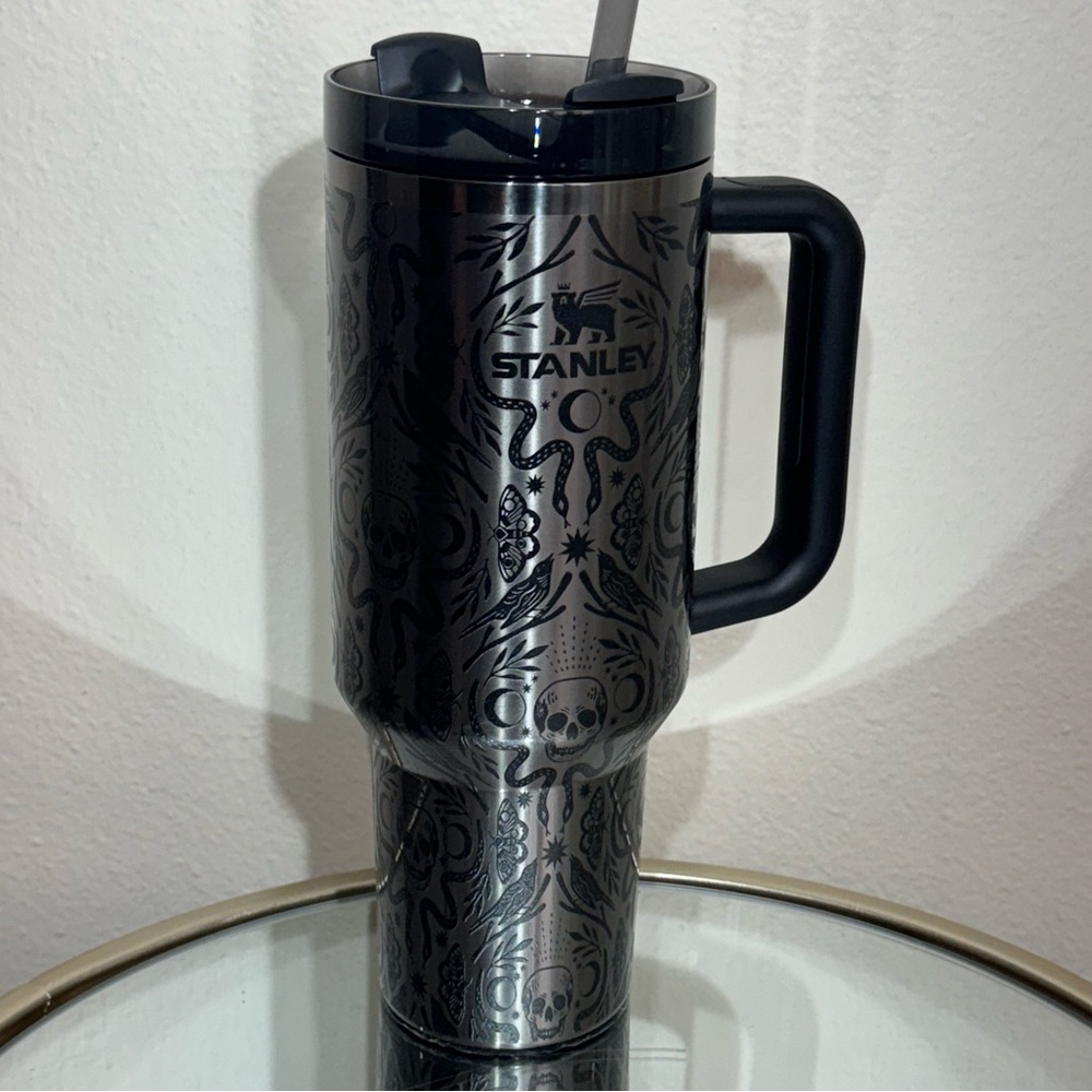 Stanley Halloween Quencher
H2.0 FlowState Tumbler 40 oz Deadly Damask In Hand